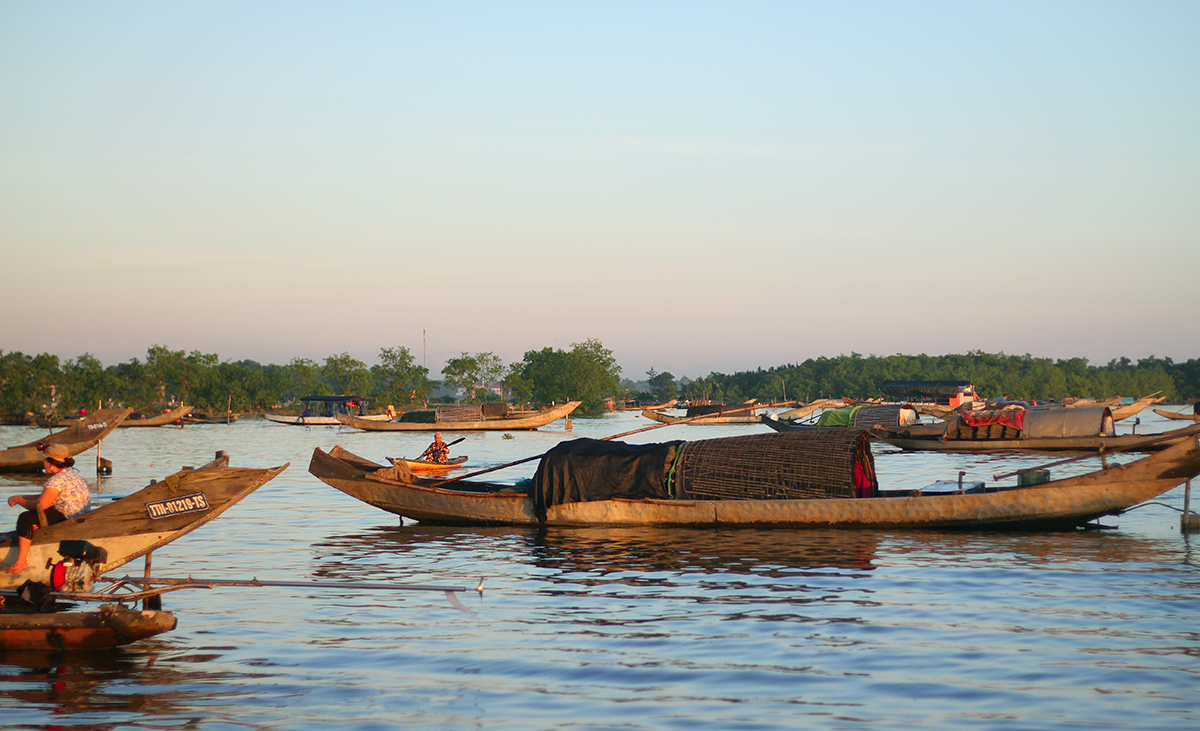 ໝູ່ບ້ານຊາວປະມົງ ງືໝີແທັ້ງ ໃນນະຄອນ ເຫວ້